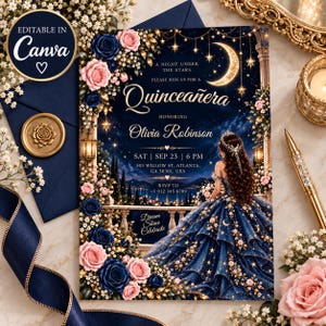 Peut inclure: Une carte d'invitation pour Quinceañera présentant un ciel nocturne bleu foncé avec un croissant de lune, des étoiles et des lumières suspendues. Le design inclut des bordures florales de roses roses et bleu marine, et une robe bleue à volants.