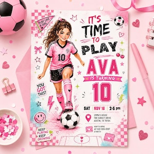 Peut inclure: Une invitation d'anniversaire rose sur le thème du football. Elle présente une fille en tenue de foot rose et le texte "It's Time to Play". L'invitation annonce le 10e anniversaire d'Ava, avec les détails de la date, de l'heure et du lieu.