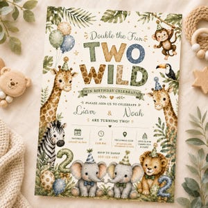 Op de afbeelding: Een uitnodiging voor een tweelingverjaardagsfeestje met jungle dieren zoals giraffen en olifanten. De tekst luidt "Two Wild". De uitnodiging bevat de datum, tijd en locatie van het feest, met afmetingen in centimeters.