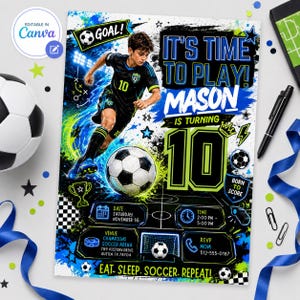 Peut inclure: Une carte d'invitation d'anniversaire sur le thème du football avec un joueur en tenue noire et verte, un ballon de football et le texte IT'S TIME TO PLAY! MASON IS TURNING 10. Inclut les détails de l'événement, date, heure, lieu et numéro de téléphone.