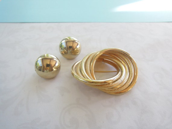 Marvella signed set gold colored metal brooch and… - image 5