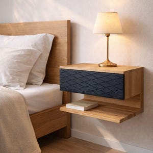 Peut inclure: Une table de chevet flottante en bois avec un tiroir à motif géométrique. Une petite lampe avec un abat-jour beige est posée dessus. Un livre repose sur l'étagère en dessous. Le cadre et la tête de lit sont visibles en arrière-plan.