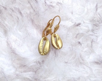 Golden Shell Earrings Brass Puka Shell Dangle Earrings, Gold Tone Shell hook earrings Brass Shell Earrings, Vintage Beach Vibes, 70s beachy