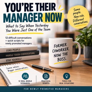 Può includere: Una tazza in ceramica bianca con il testo nero 'FORMER COWORKER. NOW THE BOSS.' e una sottolineatura gialla. La tazza è appoggiata su una scrivania accanto a un quaderno a spirale con il testo 'Same values. Bigger conversations.' e una pila di libri intitolati 'LEAD PEOPLE', 'HANDLE TOUGH CONVERSATIONS' e 'STAY YOURSELF'.