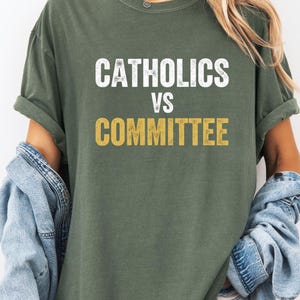 T-shirt Catholics vs Committee, grappig cadeau college football rivaliteit, gedurfde grafische sportfan