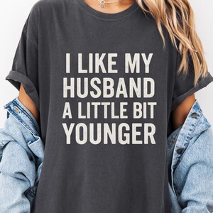 「夫は若い方がいい」Tシャツ、面白い妻へのプレゼント、皮肉たっぷりの結婚グラフィックTシャツ