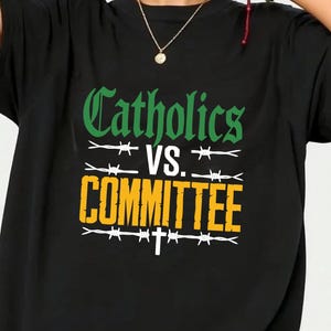 T-shirt Catholics vs Committee, grappig cadeau college football rivaliteit, gedurfde grafische sportfan