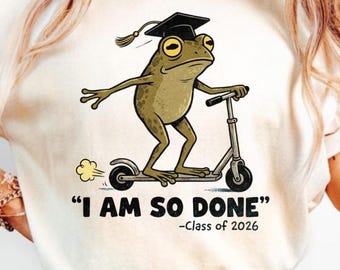 I Am So Done Class of 2026 T-shirt, grappig afstuderen kikker scootercadeau, Senior Last Day School Graphic Tee