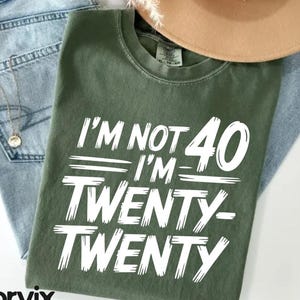 「私は40歳じゃない、20歳よ」Tシャツ、面白い40歳の誕生日プレゼント、40歳になるユーモアグラフィックTシャツ