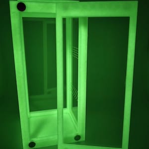 Recinto para arañas saltadoras impreso en 3D que brilla en la oscuridad