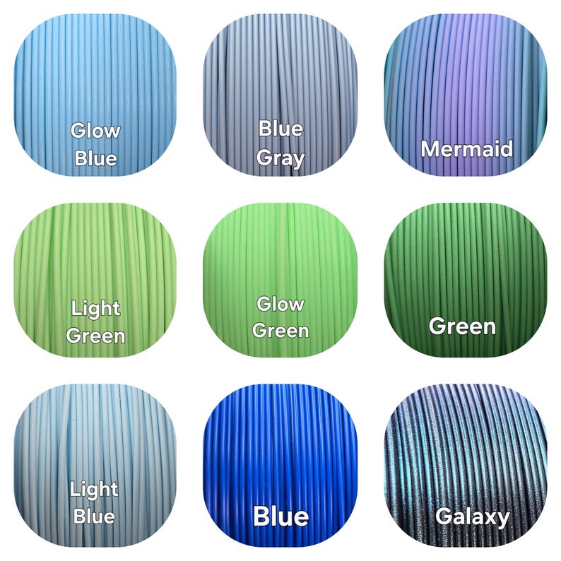 Peut inclure: Neuf bobines de filament pour imprimante 3D de diff&eacute;rentes couleurs, dont Glow Blue, Blue Gray, Mermaid, Light Green, Glow Green, Green, Light Blue, Blue et Galaxy. Chaque bobine est &eacute;tiquet&eacute;e avec son nom de couleur.
