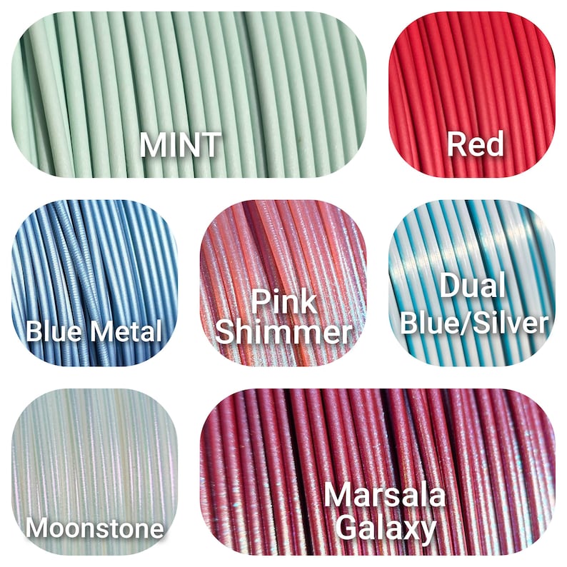 Peut inclure: Plusieurs bobines de filament d'impression 3D aux couleurs vari&eacute;es. Les couleurs comprennent menthe, rouge, bleu m&eacute;tal, rose scintillant, bleu/argent&eacute;, pierre de lune et marsala galaxy. Chaque bobine est &eacute;tiquet&eacute;e avec son nom de couleur en texte blanc.