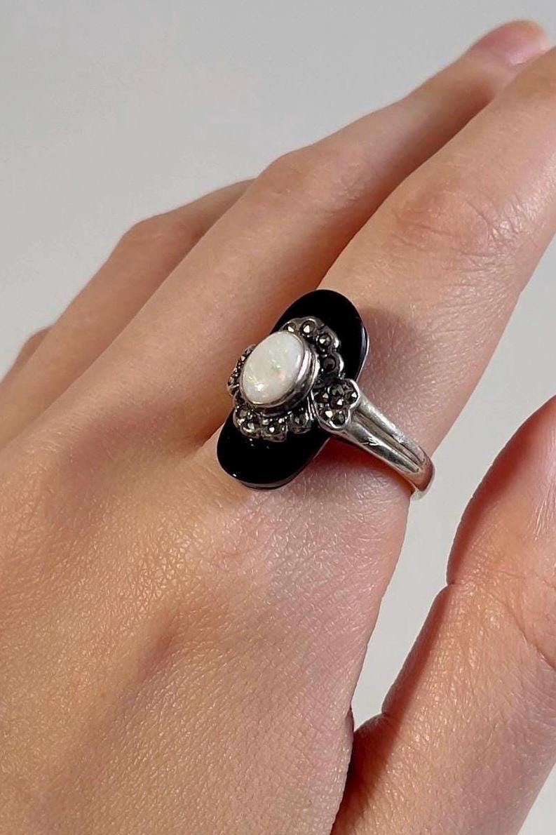 Bague Vintage Fantaisie Forme Navette Avec Onyx - Taille 56, Couleur Argentée, Occasion