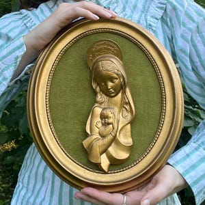 Vintage Madonna-kinderreliëfplaquette: vergulde religieuze kunst aan de muur: 12,5&quot;