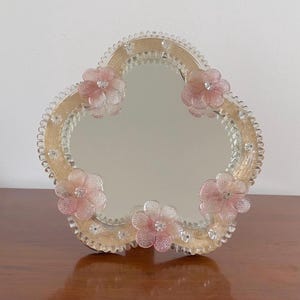 Seltener Vintage Murano Vanity Glass Floral Spiegel - Rosa & Weiße mundgeblasene Blumen - 24x23 cm italienisches Kunstglas