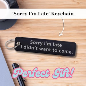 Puede incluir: Taza de cerámica negra con la frase "But First, Coffee" en blanco. La taza tiene un acabado brillante y un diseño sencillo, ideal para disfrutar del café matutino.