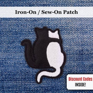 Könnte beinhalten: Schwarz-weißer Katze-Aufnäher zum Aufbügeln oder Aufnähen. Der Aufnäher zeigt eine Katzen-Silhouette mit schwarzem Körper und weißem Bauch und Schwanz. Der Text "Iron-On / Sew-On Patch" steht oben. Ein kleiner Gutschein mit dem Text "Discount Codes INSIDE!" befindet sich unten.