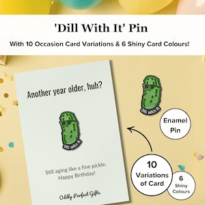 Spilla smaltata divertente Dill With It con sottaceti / Spilla con ragazza sottaceti, spilla regalo per un amico / Regalo divertente e carino per gli amanti dei sottaceti / Biglietto con sottaceti sottaceto