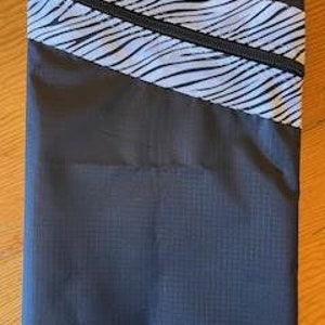 Sac étanche pour livre de lecture.  Cet article a été conçu et fabriqué par un enseignant pour protéger les précieux livres de lecture des dommages.