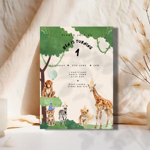 Könnte beinhalten: Eine Dschungel-Motto-Einladung zum ersten Geburtstag mit grünem und braunem Hintergrund. Die Einladung zeigt eine Cartoon-Giraffe, ein Zebra, einen Löwen und einen Affen, die Partyhüte tragen. Der Text auf der Einladung lautet: "Bitte schließen Sie sich uns an Ben wird 1 Samstag, 5. Juni 14:00 Uhr 1 Partylane Party Town KY29 8GH RSVP Laura 07584 828 372"