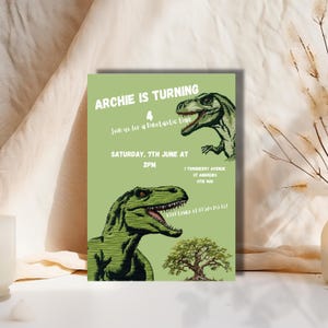 Könnte beinhalten: Grüne Dinosaurier-Geburtstagseinladung mit dem Text "Archie wird 4" und "Feiert mit uns eine Dinosaurier-Zeit". Die Einladung enthält auch das Datum und die Uhrzeit der Party, die Adresse und eine RSVP-Nummer.