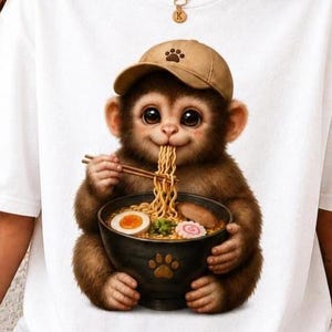 猿ラーメンシャツ — カワイイアニメ風ラーメングラフィックTシャツ、かわいい動物グルメユニセックスTシャツ