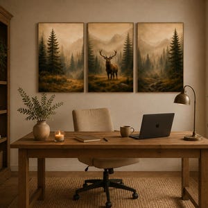 Könnte beinhalten: Ein dreiteiliges Wandbild-Set mit einer nebligen Waldlandschaft und einem Hirsch in der Mitte, angebracht über einem Schreibtisch aus Holz mit Laptop, Lampe, Vase mit Grünpflanze, Kerze und Notizbuch in einem Raum mit Regal.