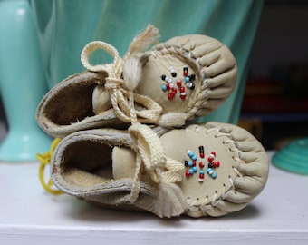 Baby Moccasins Minnetonka Beaded White Leather size 1 VINTAGE by Plantdreaming