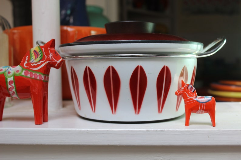 Cathrineholm Lotus Norway Red and White Enamel Dutch Oven 7.5 1960s VINTAGE by Plantdreaming