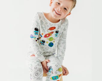 Pijama infantil de bambú para colorear con temática espacial: dos piezas con marcadores permanentes para tela, un recuerdo creativo para niños y niñas.