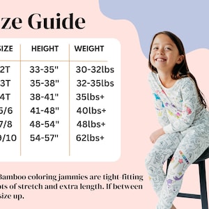 Puede incluir: Tabla de tallas para pijamas de ni&ntilde;os con una tabla que muestra las tallas, las alturas correspondientes en pulgadas y los pesos en libras. La tabla incluye las tallas 2T, 3T, 4T, 5/6, 7/8 y 9/10. Una ni&ntilde;a lleva una camiseta de pijama blanca con un dise&ntilde;o de unicornio colorido y pantalones de pijama a juego.