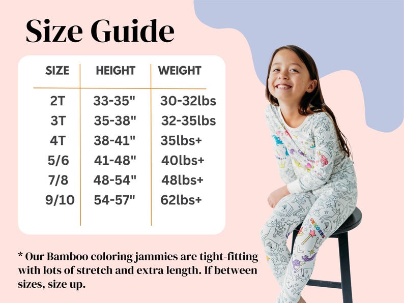 Puede incluir: Tabla de tallas para pijamas de ni&ntilde;os con una tabla que muestra las tallas, las alturas correspondientes en pulgadas y los pesos en libras. La tabla incluye las tallas 2T, 3T, 4T, 5/6, 7/8 y 9/10. Una ni&ntilde;a lleva una camiseta de pijama blanca con un dise&ntilde;o de unicornio colorido y pantalones de pijama a juego.