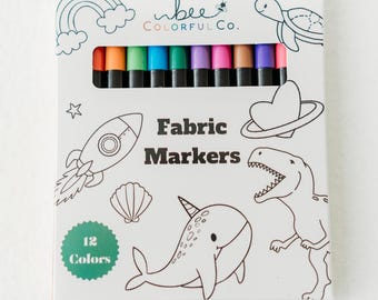 Juego de marcadores de tela permanentes para personalizar pijamas, ropa, zapatos y lienzos: 12 vibrantes colores del arcoíris.