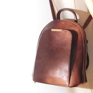 Sac à dos marron minimaliste | Style élégant unisexe | Sac à dos urbain avec poche avant