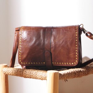 Bolso de Mano Marrón con Tachuelas Doradas – Estilo Vintage en Cuero Vegano | Bandolera Elegante para Mujer