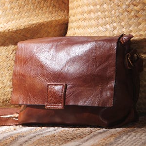 Bolso bandolera estilo cuero marrón | Bolso cruzado pequeño unisex | Estilo minimalista artesanal