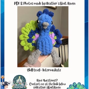 Op de afbeelding: Een handgemaakte blauwe pauw-knuffel met groene, blauwe en paarse accenten. De tekst op de afbeelding luidt "Penelope The Peacock" en "Skill Level - Intermediate". De tekst "Ollie The Ostrich & Franny The Flamingo minis" is ook aanwezig.