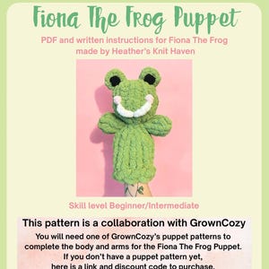 Puede incluir: Una marioneta de rana verde tejida a ganchillo con ojos negros y boca blanca. La marioneta está hecha de un hilo suave y texturizado. La imagen incluye el texto "Fiona The Frog Puppet" y "PDF and written instructions for Fiona The Frog."