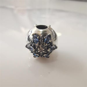 pandora silver charm snowflake clip (1)  retired