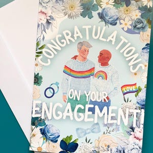 Herzlichen Glückwunsch zu Ihrer Verlobung! 5 x 7 cm Grußkarte mit hellhäutigem weißem Gay MLM Paar Same Sex Pride LGBTQ+ Queer