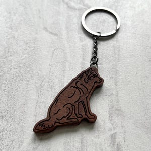 Wolf Schlüsselanhänger aus Walnuss oder Ahorn | Natürliches dunkles Holz und Finish.