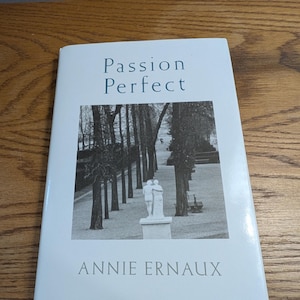 1993. Passion Perfect. autorstwa Annie Ernaux. Przekład Tanya Leslie. Quartet Books Publishers, Londyn. Prawie idealny stan.