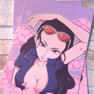 Könnte beinhalten: Illustration einer Frau mit schwarzen Haaren, die eine Sonnenbrille und ein blaues Oberteil trägt. Das Kunstwerk zeigt ein rosa Wolkenmuster und ist auf einem lila Hintergrund gedruckt. Das Bild ist ein Druck.