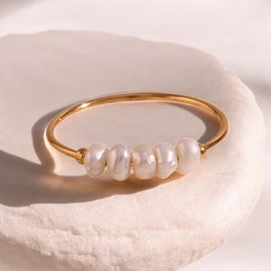 ミニマルジュエリー 18K ゴールドメッキ淡水パールリング – 女性のためのエレガントなミニマルリング – ホリデージュエリーギフト 18K ゴールドパールリング