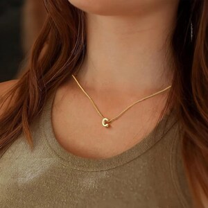 Collar con letra inicial de globo diminuto: colgante con letra pequeña chapada en oro de la A a la Z para mujeres y niñas, joyería de acero inoxidable, regalo de San Valentín
