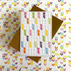 Tarjeta de felicitación punto de ganchillo - brillante, blanco y gris