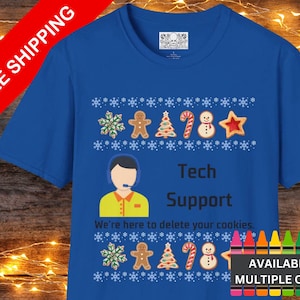 Könnte beinhalten: Königsblaues T-Shirt mit festlichem Design. Das Shirt zeigt ein Muster aus Schneeflocken und Lebkuchen. Auf dem Shirt steht "Tech Support" und "We're here to delete your cookies."