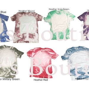 K&ouml;nnte beinhalten: Eine Auswahl an Batik-T-Shirts in verschiedenen Farben, darunter Orange, Blau, Lila, Gr&uuml;n, Violett, Senf, Seegr&uuml;n, Milit&auml;rgr&uuml;n, Rot und Grau. Die Shirts sind alle leer und bereit f&uuml;r die individuelle Gestaltung.