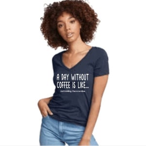 Chemise café amusante : une journée sans café T-shirt col V