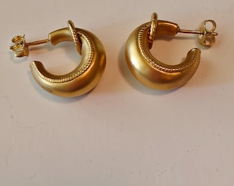 Classy 18K Gold Hoop Earrings